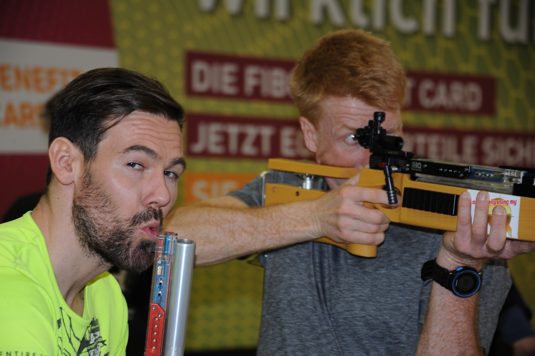Zusammen mit Sheriff Michael Rösch kommt uns auf der FIBO auch Ulrich Ghisler, der Entwickler des Thoraxtrainers, besuchen. Der Däne begeistert mit dem professionellen Trainingsgerät nun auch das deutsche Publikum, nachdem der Thoraxtrainer in Skandinavien längst zum Standard in der Trainingsplanung der Nordischen Ski-Elite gehört. Auch Michael Rösch trainiert daheim in Altenberg regelmäßig auf diesem Skilanglaufergometer und auf der Biathlon auf Schalke-Tour ersetzt der Thoraxtrainer sozusagen die Loipe.