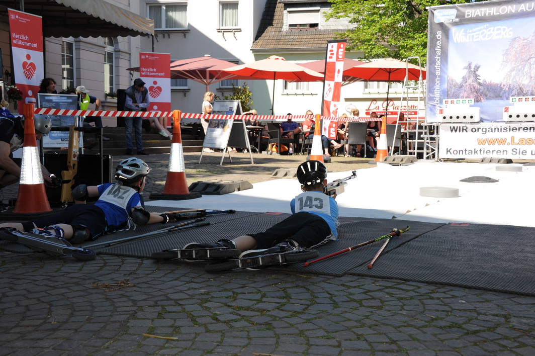 Der 10-jährige Michael Koch (links im Bild) läuft mit den Cross-Skates, als sei dies die natürliche Fortbewegung des Menschen. Im 3-Runden-Biathlon lässt er sogar den 12-jährigen Robin Henk (rechts im Bild) hinter sich und wird Rheinlandmeister der Schüler.